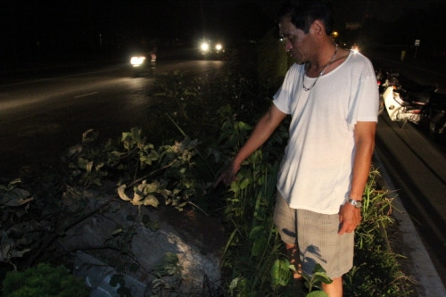 Hy hữu: Cột đèn đường bỗng nhiên đổ sập, hai người bị thương nặng - Ảnh 1 Hy hữu: Cột đèn đường bỗng nhiên đổ sập, hai người bị thương nặng - Ảnh 1