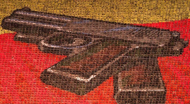 Người dân Triều Tiên cầm các tấm bảng màu để xếp thành hình khẩu súng của ông Kim Nhật Thành. Ảnh: NKNews Người dân Triều Tiên cầm các tấm bảng màu xếp thành hình khẩu súng của ông Kim Il Sung. Ảnh: NKNews