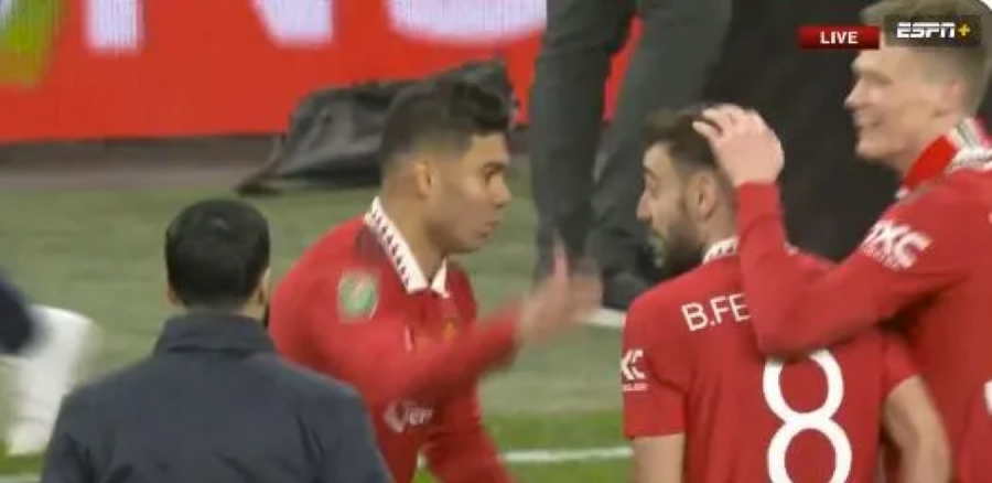 Cổ động viên Man Utd 'vui hết nấc' chứng kiến Casemiro và Fernandes cãi nhau ảnh 2 Cổ động viên Man Utd 'vui hết nấc' chứng kiến Casemiro và Fernandes cãi nhau ảnh 2