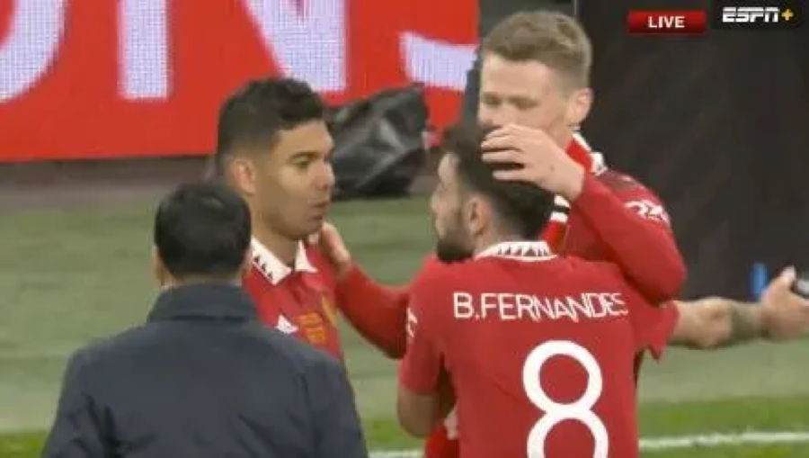 Cổ động viên Man Utd 'vui hết nấc' chứng kiến Casemiro và Fernandes cãi nhau ảnh 1 Cổ động viên Man Utd 'vui hết nấc' chứng kiến Casemiro và Fernandes cãi nhau ảnh 1