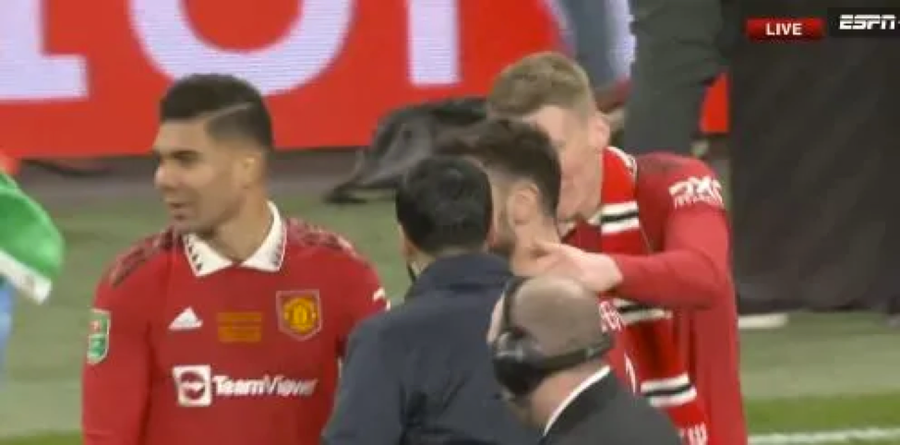Cổ động viên Man Utd 'vui hết nấc' chứng kiến Casemiro và Fernandes cãi nhau ảnh 3 Cổ động viên Man Utd 'vui hết nấc' chứng kiến Casemiro và Fernandes cãi nhau ảnh 3