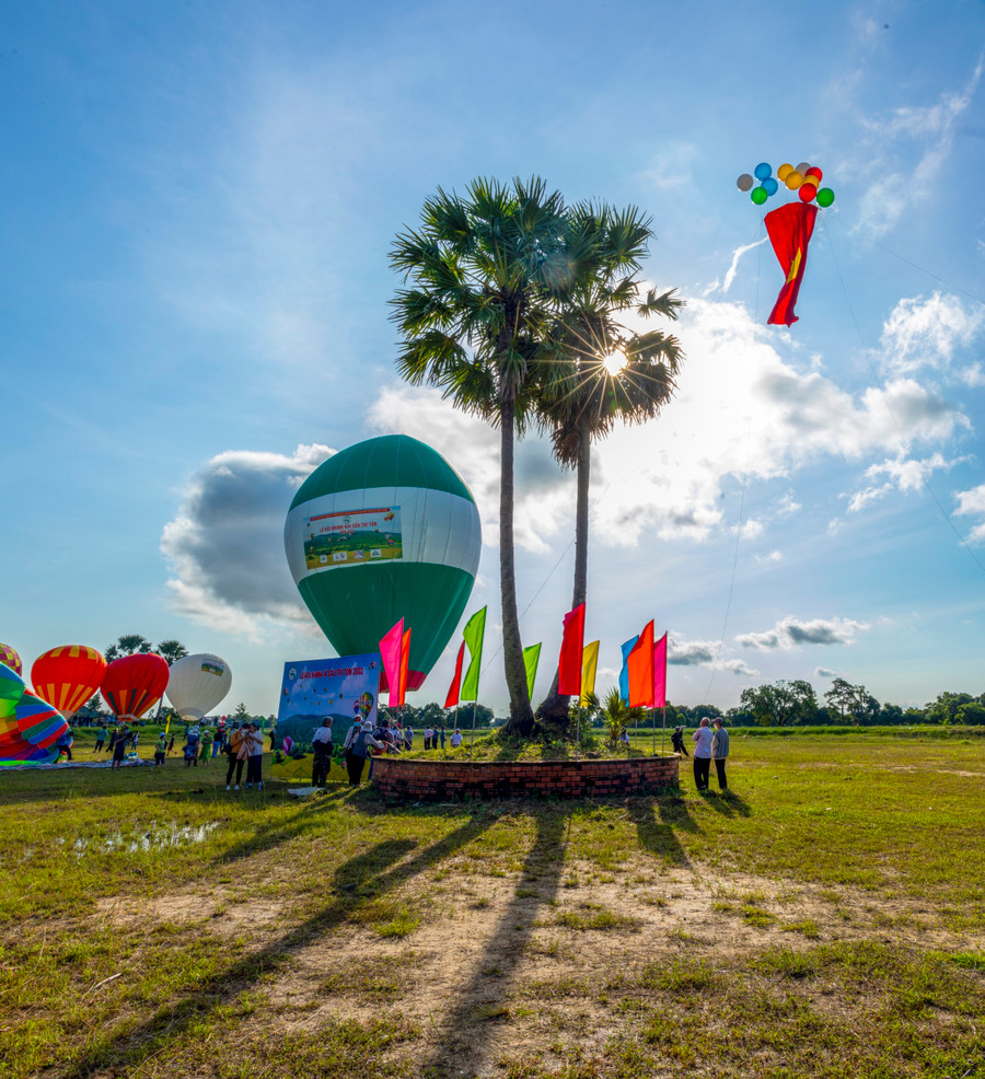 Biểu diễn khinh khí cầu trên đồng Tà Pạ. Ảnh: Phúc Đoan