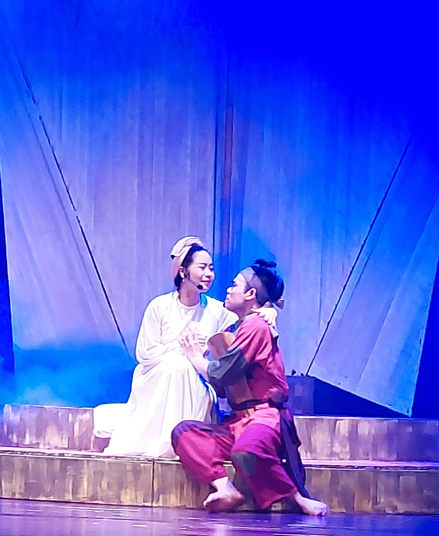 Lắng lại trong vở chèo &apos;Chuyện thằng Bờm&apos; là những phút giây xúc động về tình mẫu tử. Ảnh: Bình Thanh