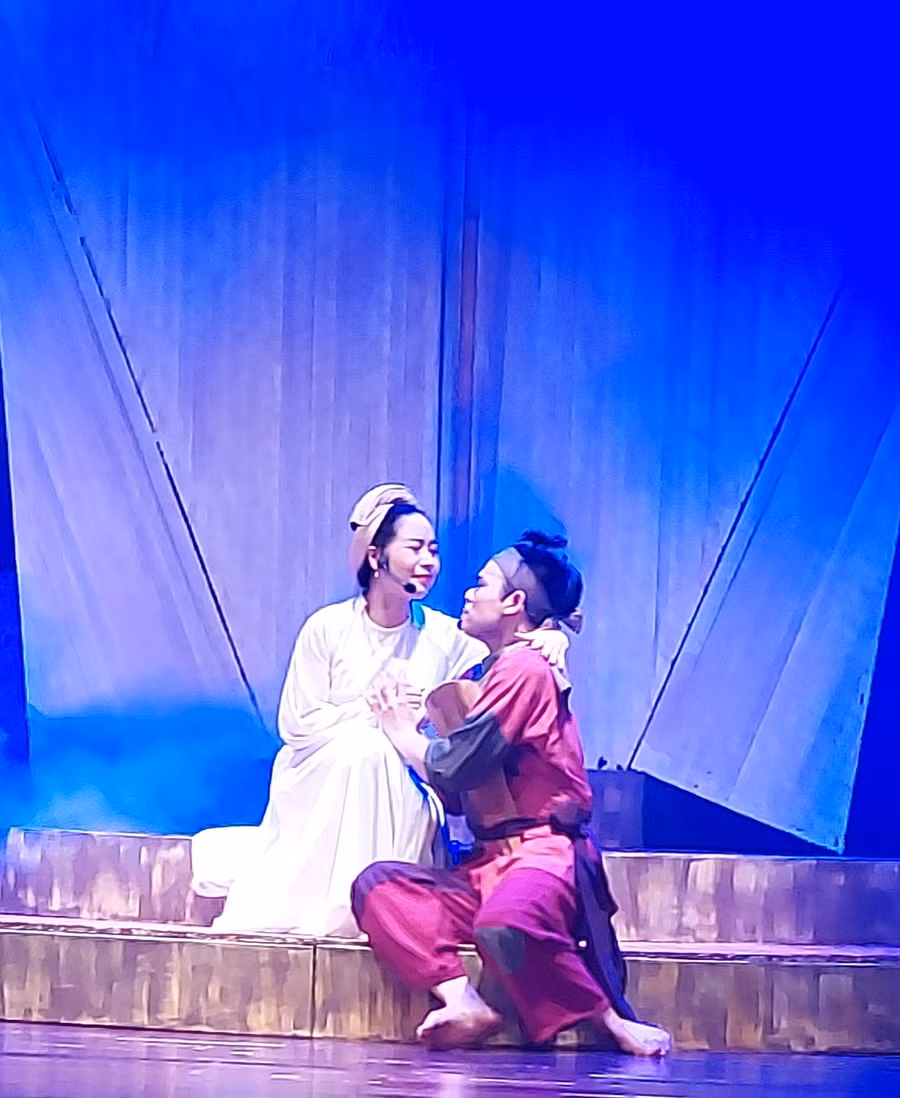 Lắng lại trong vở chèo 'Chuyện thằng Bờm' là những phút giây xúc động về tình mẫu tử. Ảnh: Bình Thanh