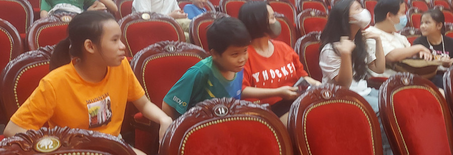 Khán giả nán lại dù vở chèo &apos;Chuyện Thằng Bờm&apos; đã hạ màn. Ảnh: Bình Thanh