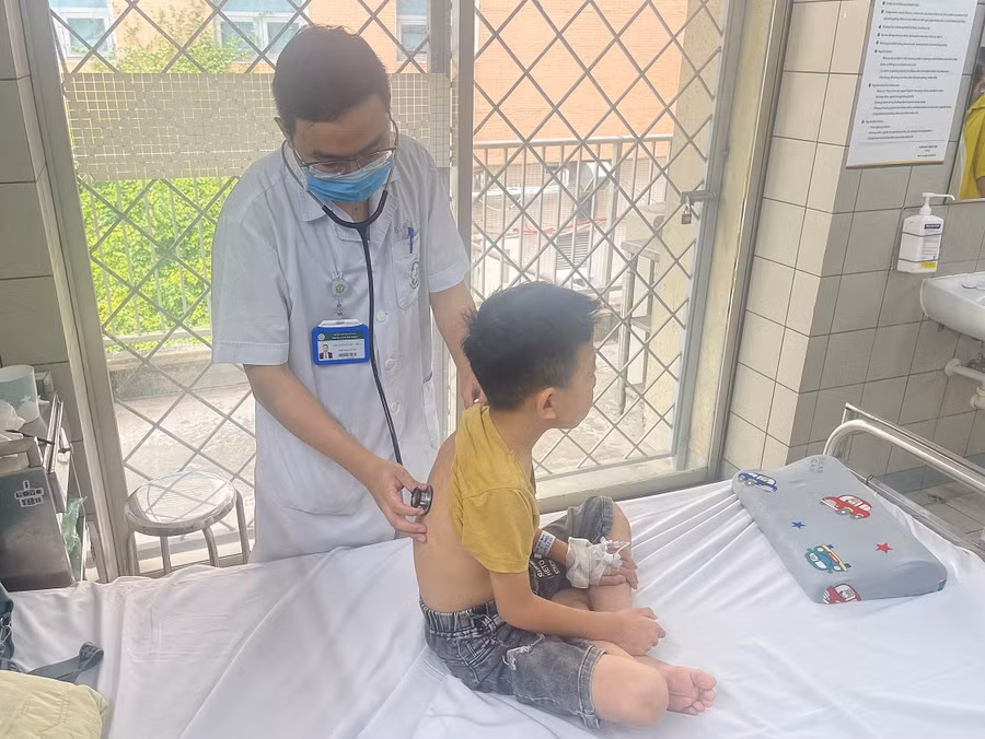 Bệnh nhi đuối nước được điều trị tại Bệnh viện Bạch Mai. (Ảnh: BVCC)