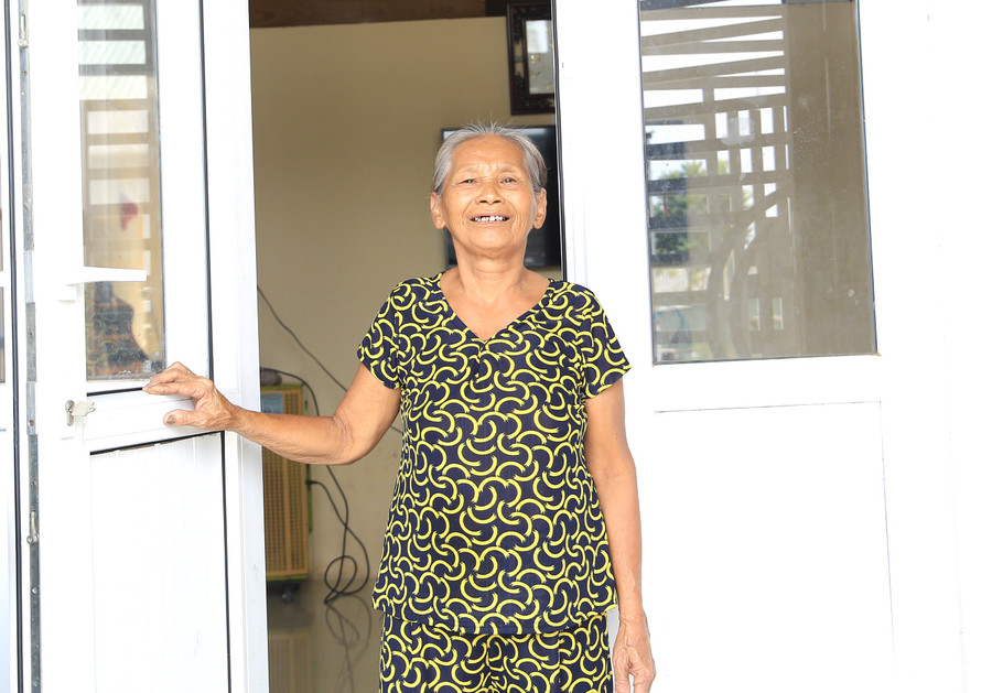 Niềm vui khi có nhà mới sau khi di dời ra khu tái định cư của bà Nguyễn Thị Lạc.