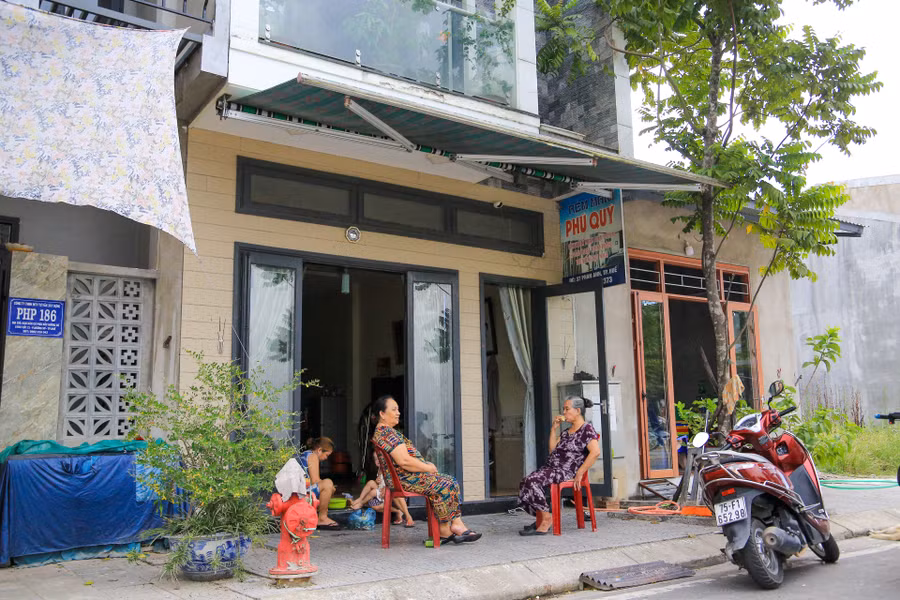 Cuộc sống của người dân sang "trang mới" khi chuyển về khu tái định cư sinh sống.