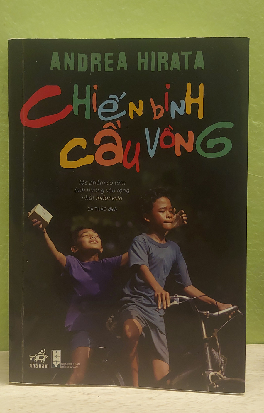 Tiểu thuyết 'Chiến binh cầu vồng' phản ánh thực tế đời sống xã hội mà vẫn tràn ngập yêu thương. Ảnh: Anh Sơn Tiểu thuyết 'Chiến binh cầu vồng' phản ánh thực tế đời sống xã hội mà vẫn tràn ngập yêu thương. Ảnh: Anh Sơn