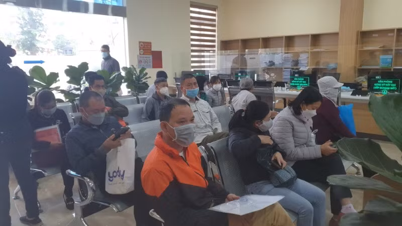 Người dân làm thủ tục tại phòng một cửa.
