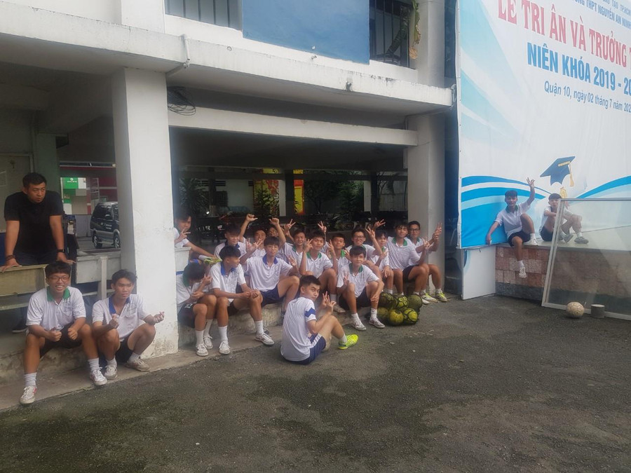 Học sinh trước giờ tham gia tập luyện tại Câu lạc bộ bóng đá trường THPT Nguyễn An Ninh.