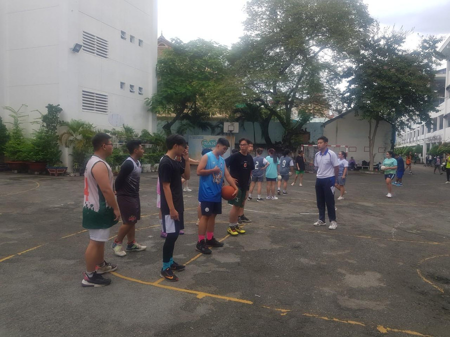 Giáo viên đang phổ biến với các học sinh Câu lạc bộ bóng rổ tại trường THPT Nguyễn An Ninh.