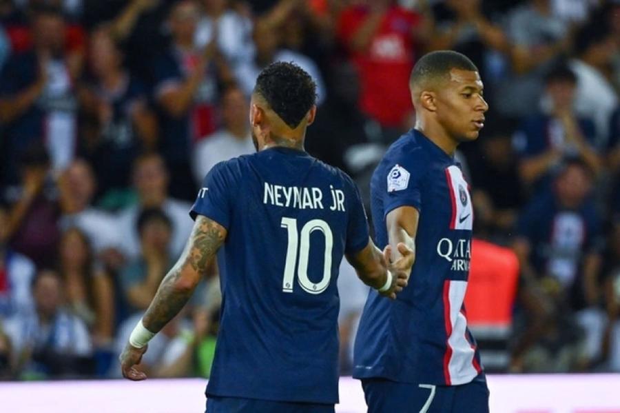 Neymar và Mbappe bất đồng trong trận gặp Montpellier tại vòng 2 Ligue 1. Neymar và Mbappe bất đồng trong trận gặp Montpellier tại vòng 2 Ligue 1.