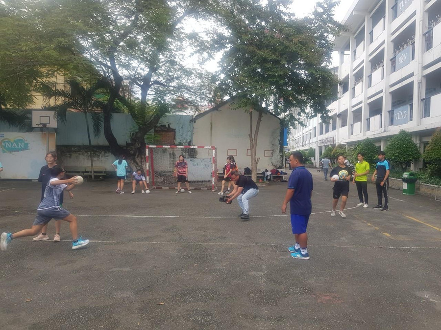 Học sinh nữ đang tập luyện tại Câu lạc bộ bóng ném trường THPT Nguyễn An Ninh.