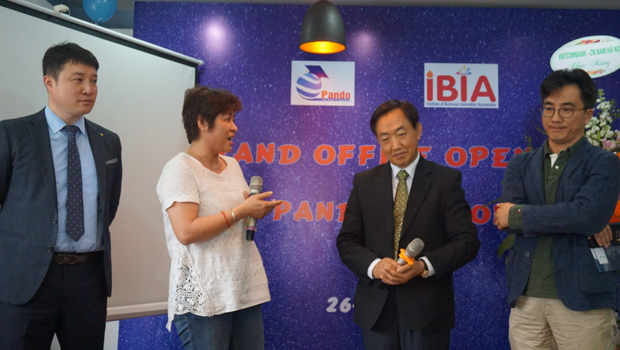 Các khách mời tại buổi lễ khai trương