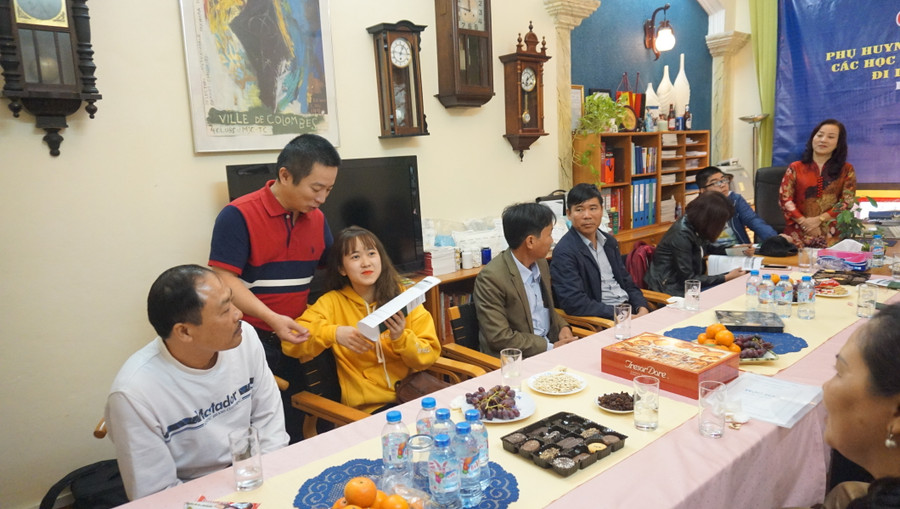 Thầy Nguyễn Anh Quân trao visa cho học sinh chuẩn bị du học