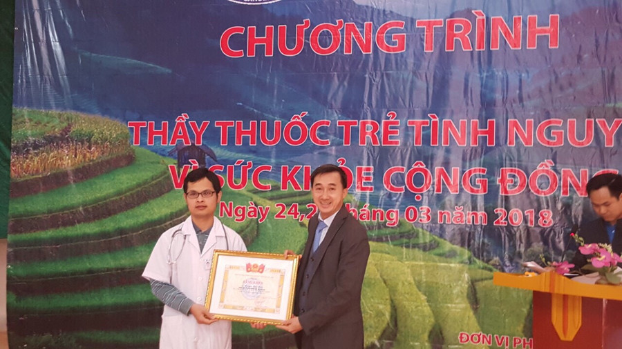 GS Trần Văn Thuấn tặng bằng khen cho bác sĩ trẻ Nguyễn Văn Hiếu GS Trần Văn Thuấn tặng bằng khen cho bác sĩ trẻ Nguyễn Văn Hiếu