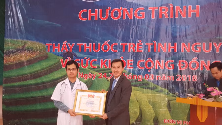GS Trần Văn Thuấn tặng bằng khen cho bác sĩ trẻ Nguyễn Văn Hiếu
