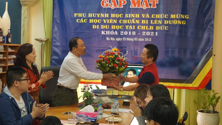 Đại diện phụ huynh có con du học Đức chúc mừng Viện