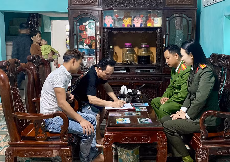 Lực lượng chức năng vận động người dân ký cam kết không xuất cảnh trái phép đi lao động ở nước ngoài. Ảnh: Công an Thanh Hóa