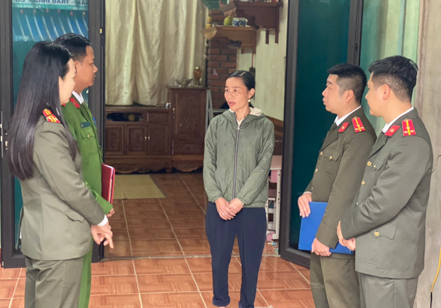 Tuyên truyền vận động người dân chấp hành nghiêm các quy định về xuất, nhập cảnh.