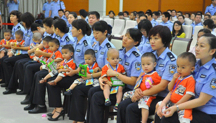 10 bé trai Việt Nam được nhà chức trách Trung Quốc giải cứu khỏi tay bọn buôn người 10 bé trai Việt Nam được nhà chức trách Trung Quốc giải cứu khỏi tay bọn buôn người. (