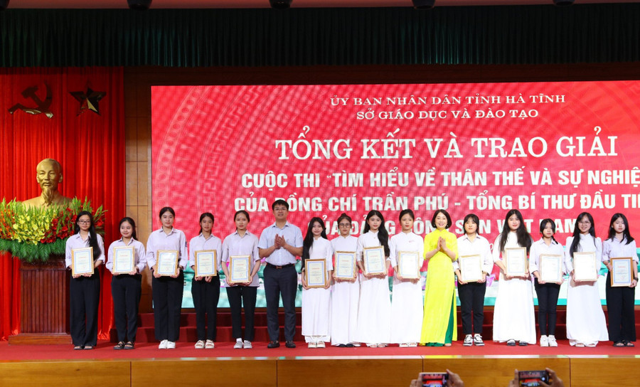 ... và các giải Khuyến khích. ... và các giải Khuyến khích.