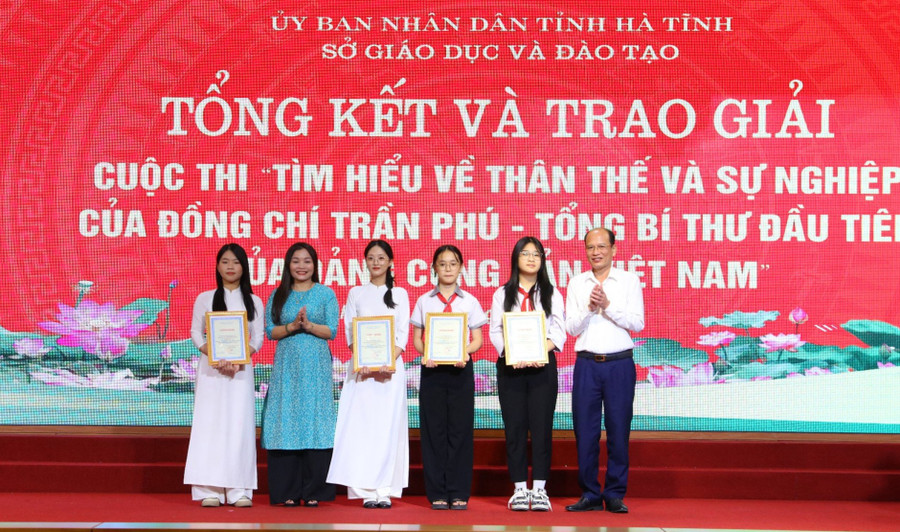 Ban tổ chức cuộc thi trao 4 giải Nhất cho các thí sinh. Ban tổ chức cuộc thi trao 4 giải Nhất cho các thí sinh.