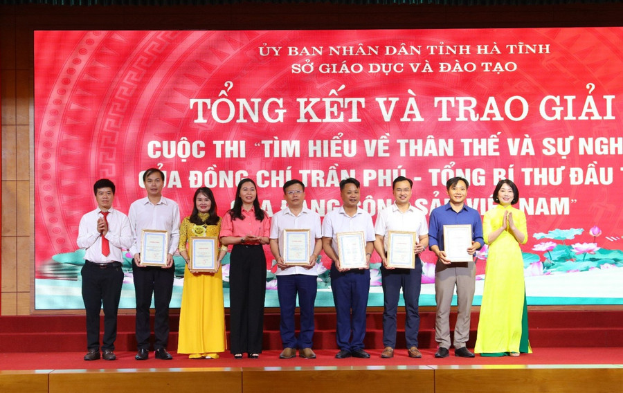 Ban tổ chức trao 6 giải Ba cho các tập thể. Ban tổ chức trao 6 giải Ba cho các tập thể.