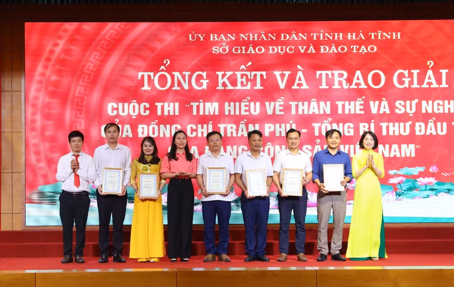 Ban tổ chức trao 6 giải Ba cho các tập thể.