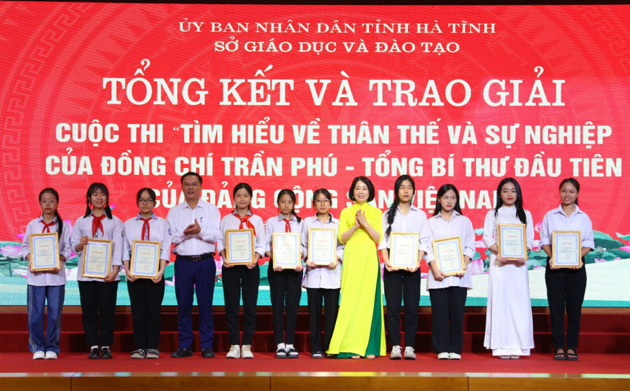 Ban tổ chức trao 10 giải Ba Ban tổ chức trao 10 giải Ba