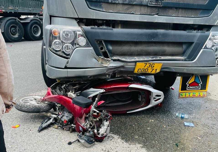 Chiếc xe máy của cô T. biến dạng sau va chạm. Chiếc xe máy của cô T. biến dạng sau va chạm.