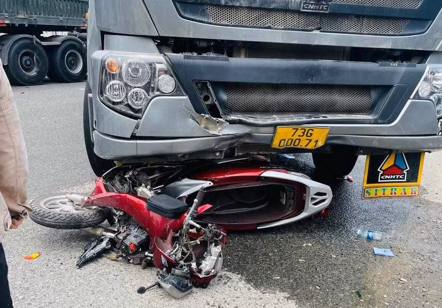 Chiếc xe máy của cô T. biến dạng sau va chạm.