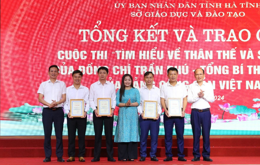 Ban tổ chức trao 4 giải Nhì cho các đơn vị tham gia. Ban tổ chức trao 4 giải Nhì cho các đơn vị tham gia.
