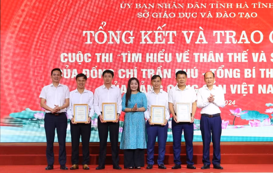 Ban tổ chức trao 4 giải Nhì cho các đơn vị tham gia.