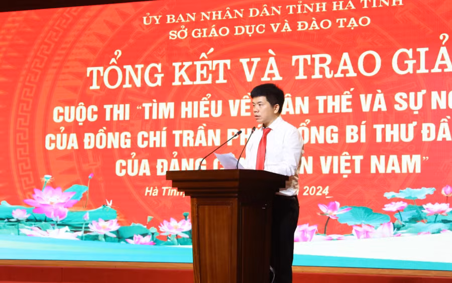 Ông Nguyễn Hồng Cường - Phó Giám đốc Sở GD&amp;ĐT Hà Tĩnh phát biểu tại lễ trao giải.