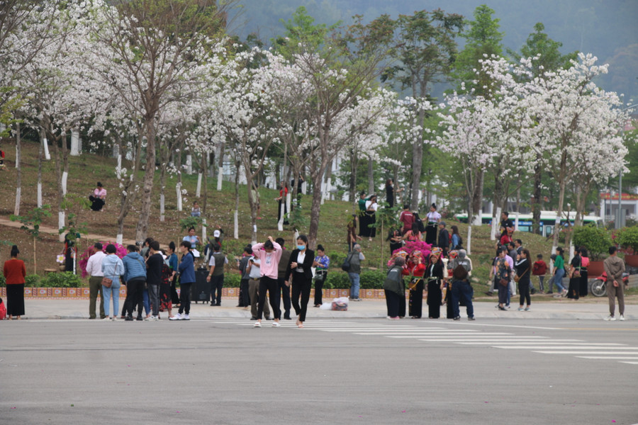 Ngay từ sáng sớm đã có rất đông du khách đến Quảng trường Tây Bắc vui chơi và chụp ảnh. Ngay từ sáng sớm đã có rất đông du khách đến Quảng trường Tây Bắc vui chơi và chụp ảnh.