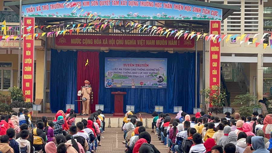 CSGT huyện Kim Bôi tuyên truyền Luật khi tham gia giao thông cho học sinh. CSGT huyện Kim Bôi tuyên truyền Luật khi tham gia giao thông cho học sinh.
