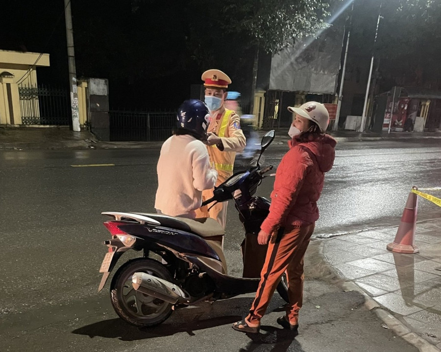 Ngay cả khi trời mưa, CSGT huyện Kim Bôi vẫn thực hiện nhiệm vụ bảo đảm an toàn giao thông. Ngay cả khi trời mưa, CSGT huyện Kim Bôi vẫn thực hiện nhiệm vụ bảo đảm an toàn giao thông.