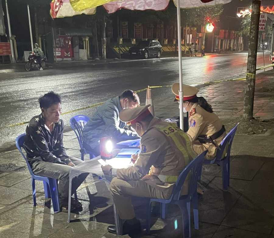 CSGT huyện Kim Bôi lập biên bản xử lý các trường hợp vi phạm. CSGT huyện Kim Bôi lập biên bản xử lý các trường hợp vi phạm.