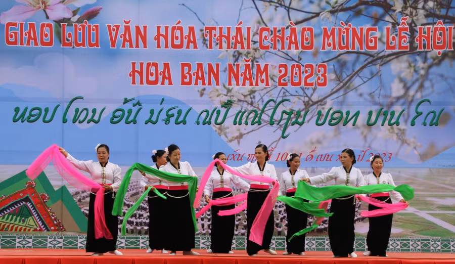  Tiết mục văn nghệ đặc sắc của các nghệ nhân ở thành phố Sơn La gửi đến khán giả.