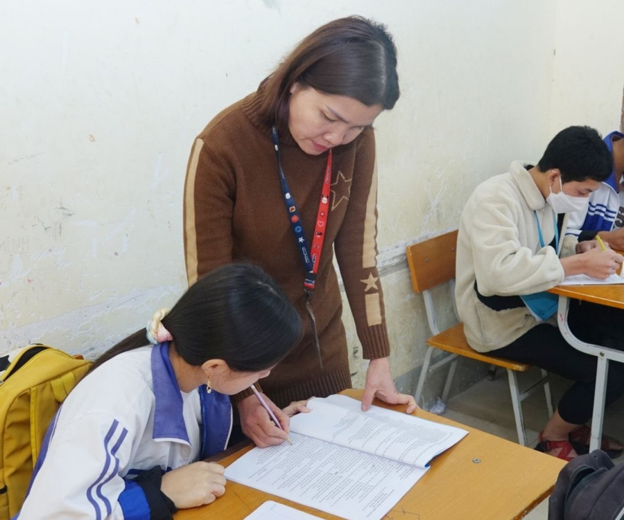 Giáo viên Trường THPT Chu Văn Thịnh (Sơn La) hướng dẫn ôn thi tốt nghiệp.