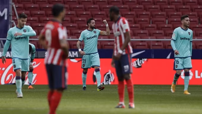 Atletico (áo đỏ) hụt hơi trong cuộc chiến đến ngôi vương La Liga