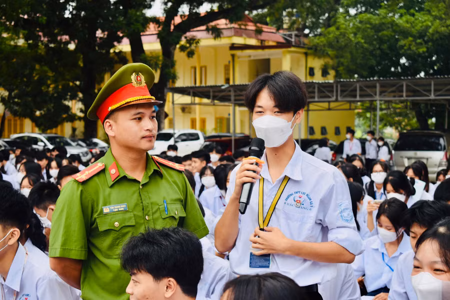 Công an huyện Lục Ngạn (Bắc Giang) tuyên truyền tác hại của ma túy cho học sinh.