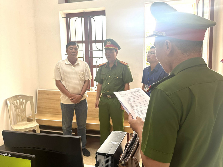 Công an tống đạt lệnh khởi tố đối với Nguyễn Đức Hứa. (Ảnh: CAHT)
