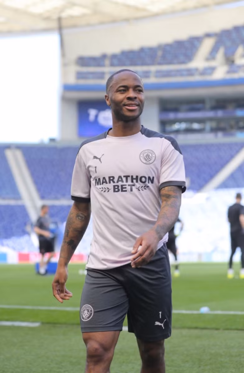 Sterling còn 2 năm hợp đồng với Man City, hưởng lương 300.000 bảng/tuần.