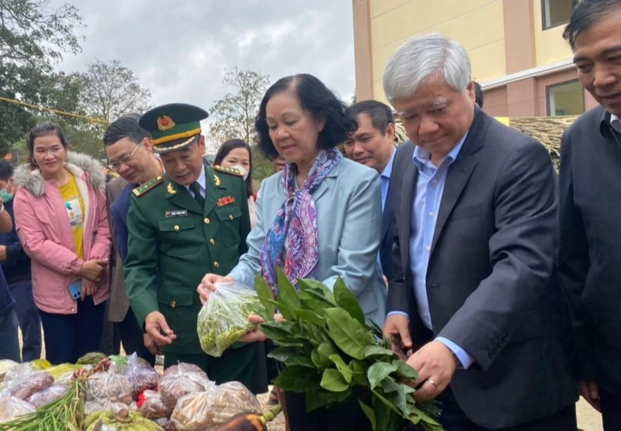 Bà Trương Thị Mai - Ủy viên Bộ Chính trị, Thường trực Ban Bí thư, Trưởng ban Tổ chức Trung ương cùng Đoàn công tác tham gia Chương trình 'Xuân Biên phòng - Ấm lòng dân bản' tại xã Dân Hóa, huyện Minh Hóa, tỉnh Quảng Bình (ảnh trái).