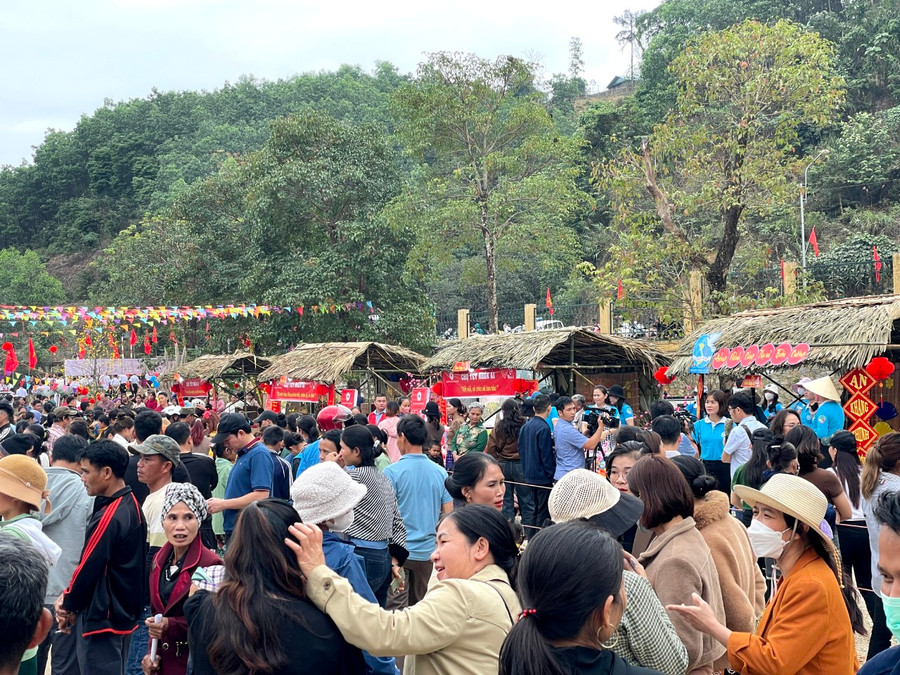 Đông đảo bà con tham gia Chương trình &apos;Xuân Biên phòng - Ấm lòng dân bản&apos;.