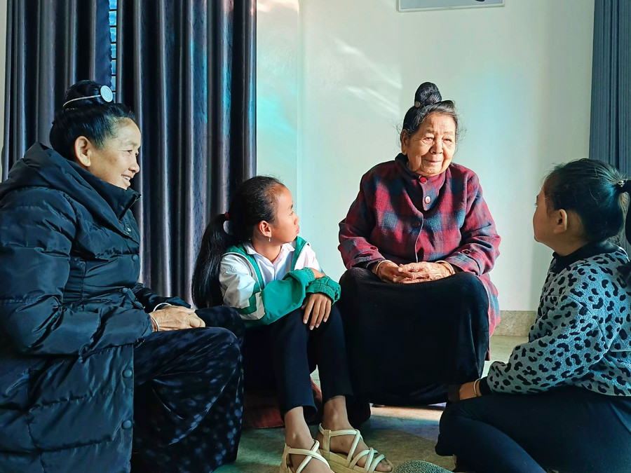 Cụ Cà Thị Ính vẫn kể lại cho cháu con nghe về Điện Biên ngày trước. Cụ Cà Thị Ính vẫn kể lại cho cháu con nghe về Điện Biên ngày trước.