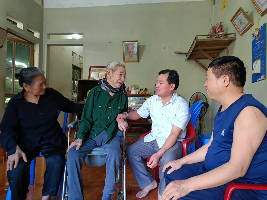 Ông Nguyễn Văn Hội vui vầy cùng con cháu. Ông Nguyễn Văn Hội vui vầy cùng con cháu.